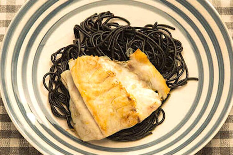 Corvina con espaguetis negros