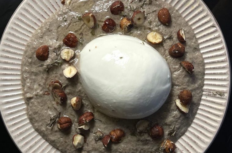 Crema de champiñones sobrantes con burrata
