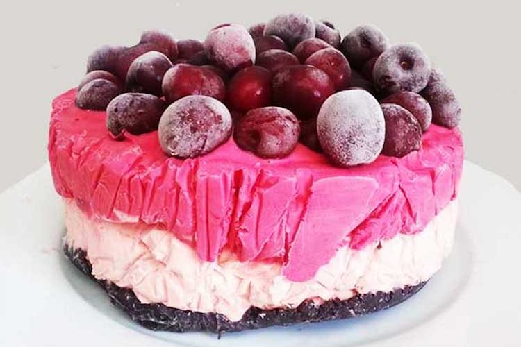 Doble cheesecake de fresa y cerezas con base de galletas