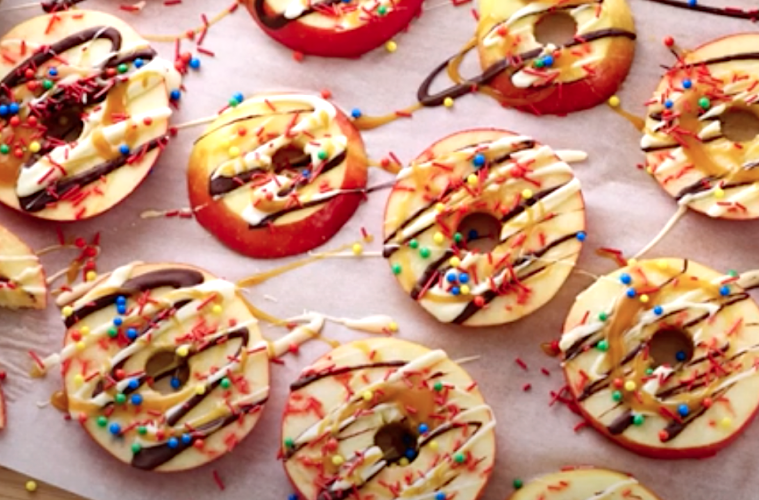 Donuts de manzana madura con chocolate y caramelo