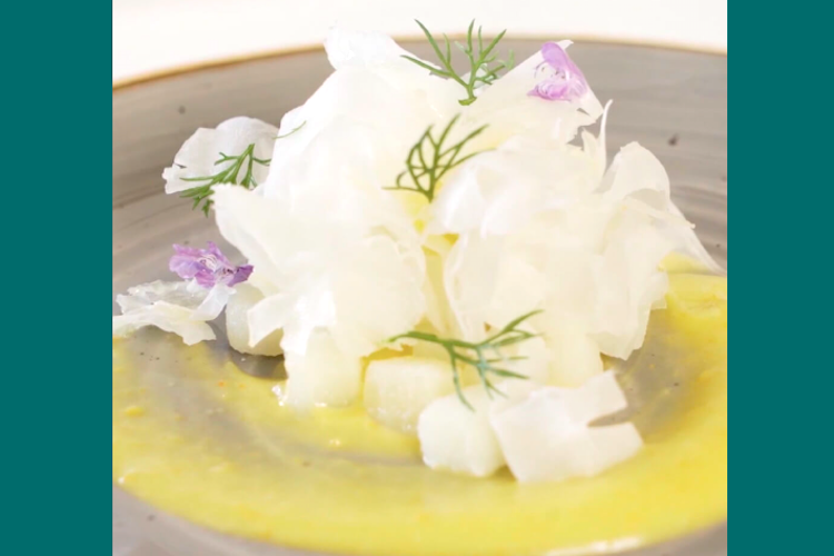 Ensalada de tronco de coliflor con salsa de piel de mandarina