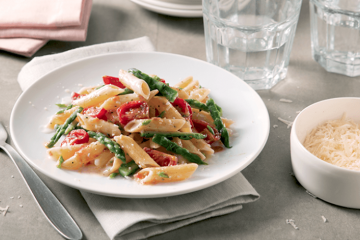 Pasta con espárragos trigueros y queso manchego