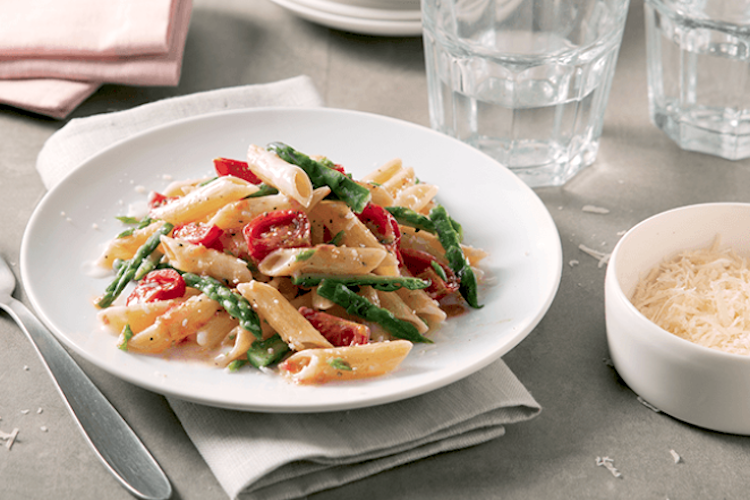 Pasta con espárragos trigueros y queso manchego