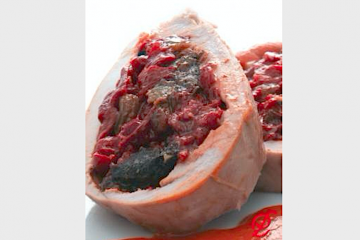 Pechuga de pavo rellena de piquillos y ciruelas