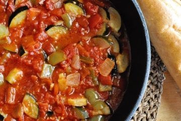 Pisto con algunos pimientos del piquillo que nos hayan sobrado