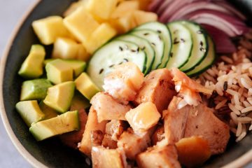 Poke bowl de cochinillo asado con salsa agridulce