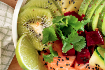 Poke bowl de salmón, aguacate y kiwi con salsa ponzu