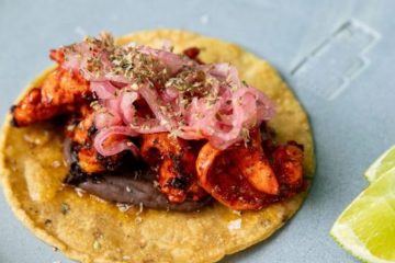 Taco de langostinos con salsa pibil