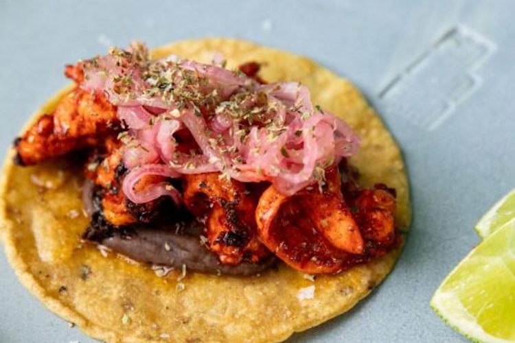 Taco de langostinos con salsa pibil