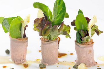 Ternera gallega en ensalada con salsa césar y alcaparras