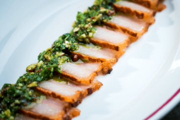 Torreznos de panceta de cerdo ibérico de bellota con majado de almendras