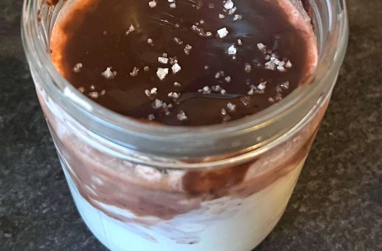 Yogur justito de fecha con mermelada y chocolate