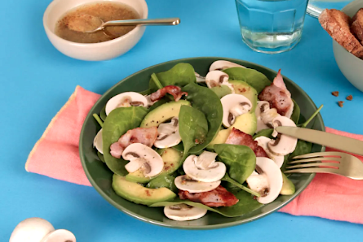 Ensalada de espinacas, champiñón, aguacate y bacon