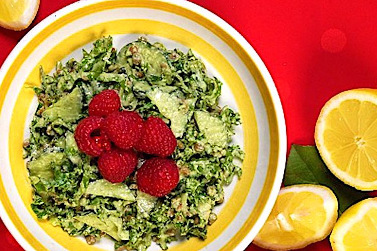 Ensalada de kale con lentejas sobrantes y frambuesas