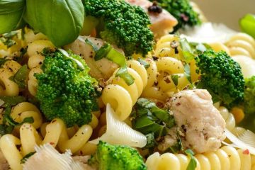 Ensalada de pasta, brócoli y pollo