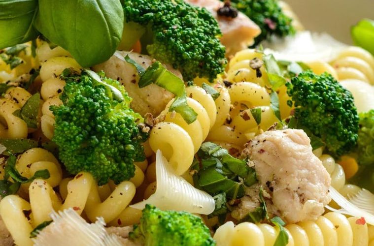 Ensalada de pasta, brócoli y pollo