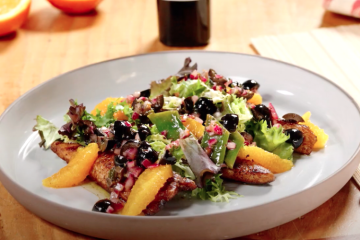 Ensalada de pechuga sobrante con naranja y aceitunas