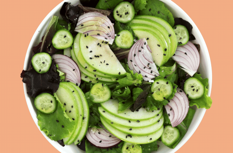 Ensalada de pepino, cebolla y manzana