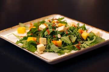 Ensalada de rúcula, mango picante, cacahuete y queso de Tetilla