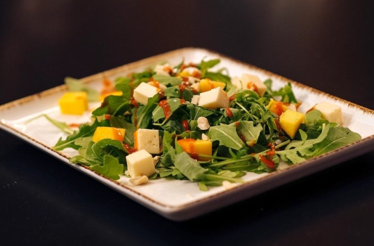 Ensalada de rúcula, mango picante, cacahuete y queso de Tetilla
