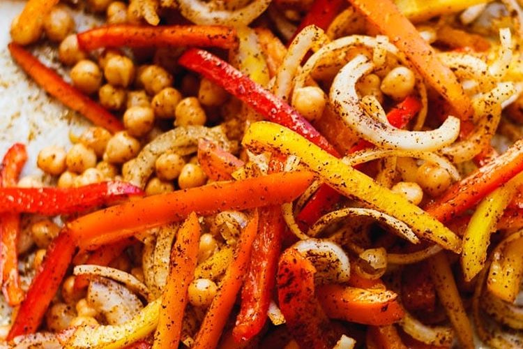Garbanzos de ayer con pimientos tricolor