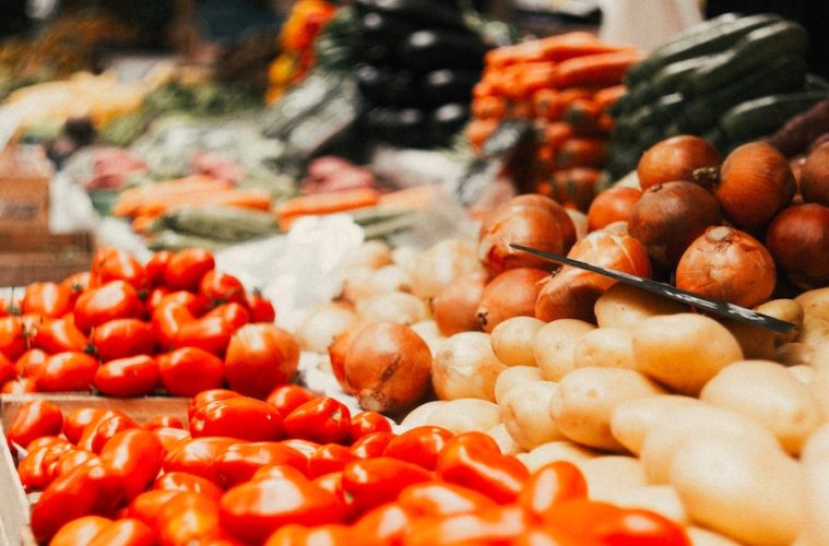 Los alimentos básicos, incluido el aceite de oliva, se mantendrán al 0 % de IVA