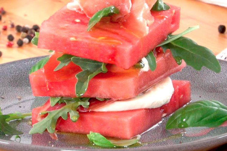 Milhojas de sandía, mozarella y jamón