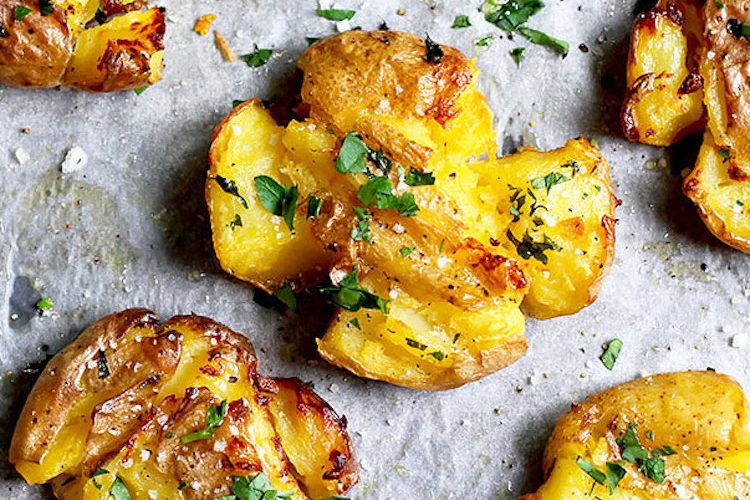 Patatas aplastadas con ajo y perejil