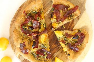 Pizza de cecina con ciruela y almendras