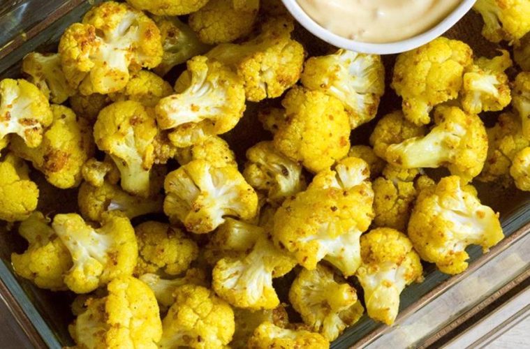 Ramilletes de coliflor horneados con ajo y cúrcuma