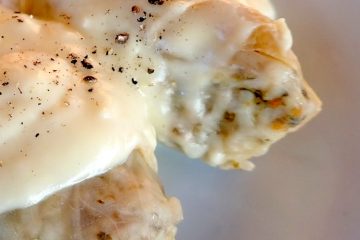 Rollitos de repollo con arroz sobrante y salchichas