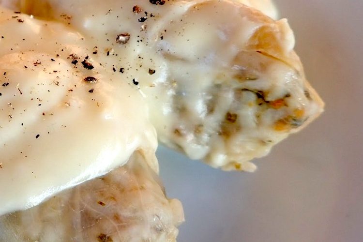 Rollitos de repollo con arroz sobrante y salchichas