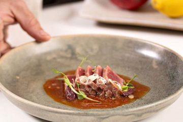 Tataki de lomo de atún rojo con ponzu de tomate