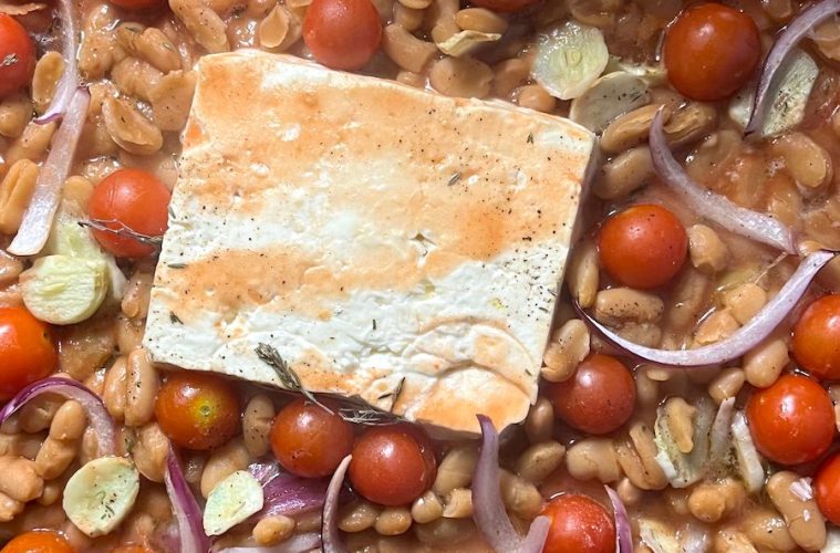 Tostas de judías sobrantes con tomatitos y queso feta al horno