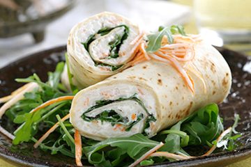 Wraps de cangrejo, queso crema y rúcula
