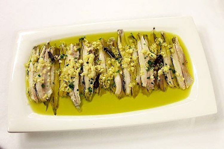 Boquerones en vinagre sobrantes al ajillo y guindilla
