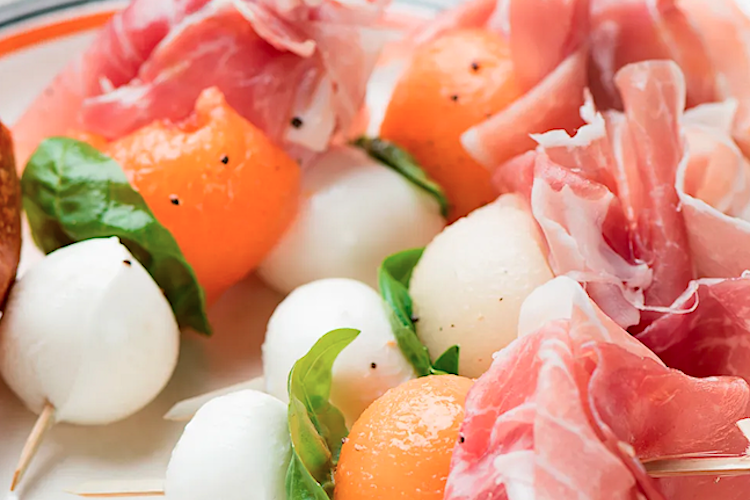Brochetas con restos de melón, jamón y queso fresco (receta sin desperdicio)
