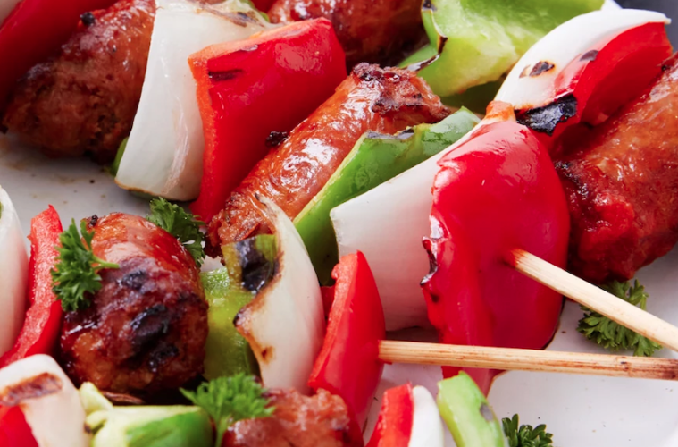 Brochetas de chistorra sobrante con pimiento y cebolla
