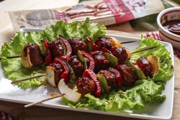 Brochetas de chorizo y verduras con salsa barbacoa