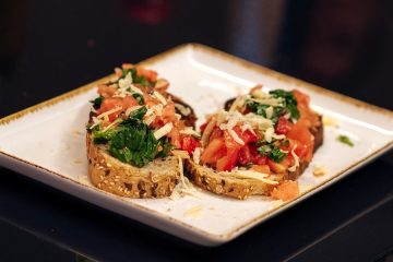 Bruschettas de pan de semillas y queso Mahón