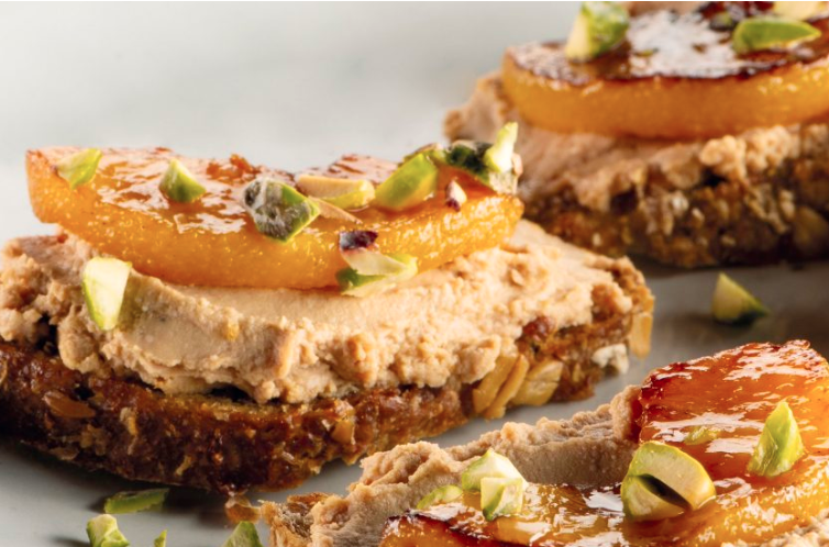 Canapés de foie con mango y pistachos