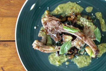 Chuletitas de cordero con queso manchego y pesto de pistachos