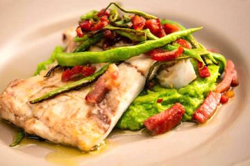 Corvina con parmentier de guisantes, judías verdes y jamón