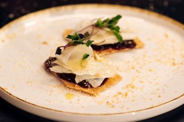 Crujientes de pan cristal, chutney de frambuesas y queso