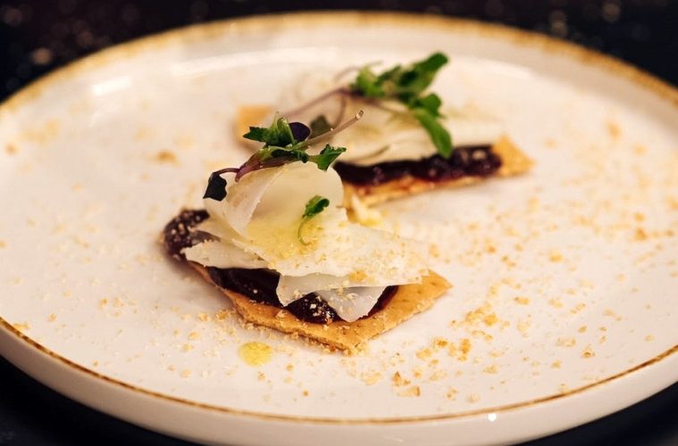 Crujientes de pan cristal, chutney de frambuesas y queso