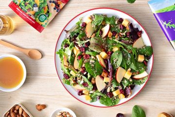 Ensalada con restos de quinoa de ayer, manzana y queso