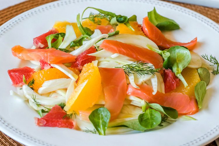 Ensalada de salmón ahumado con hinojo y cítricos