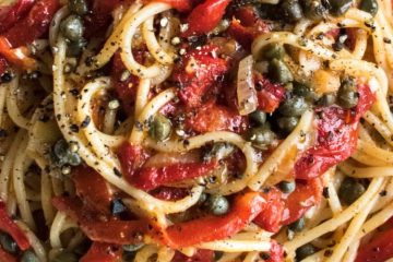 Espaguetis de ayer con gulas y piquillos