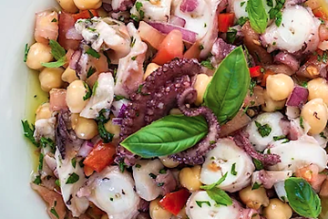 Garbanzos sobrantes con picadillo de pulpo en conserva