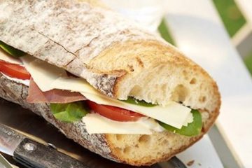 Montaditos de cecina, queso y espinacas